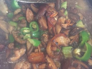 8、香菇炒肉片,加入少量清水焖三分钟左右