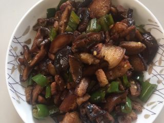 10、香菇炒肉片,出锅了盛盘