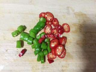 3、青花椒辣卤小龙虾,青红尖椒切一下。