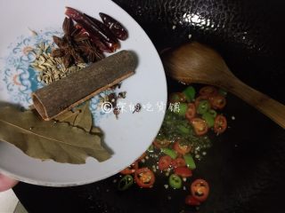 5、青花椒辣卤小龙虾,接着把所有的香辛料倒入,一起煸炒一下。