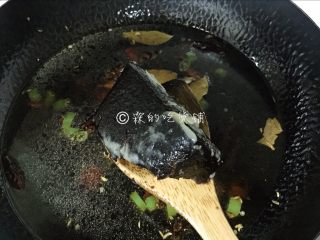 9、青花椒辣卤小龙虾,家里有老卤就加了一块,如果没有就忽略这一步。