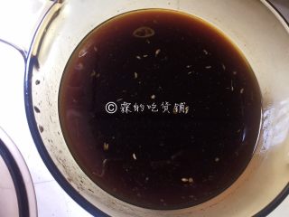 11、青花椒辣卤小龙虾,煮好的卤水把里面的香料全部过滤掉。