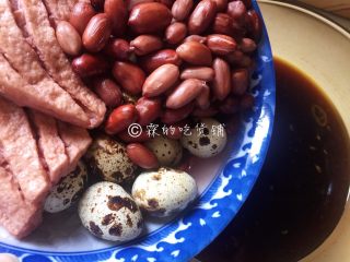 16、青花椒辣卤小龙虾,今天的卤水有点万能,啥都可以卤,所以煮了鹌鹑蛋、兰花豆干和花生米。
