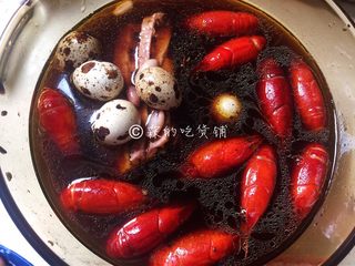 17、青花椒辣卤小龙虾,把炸熟的小龙虾和煮熟的小菜一起浸入青花椒辣卤中,一直浸泡到要吃的时候捞出来,浸泡的时间越长就越入味。