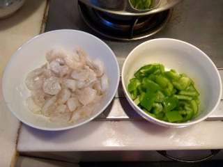 1、虾仁炒蛋,青椒切小块。虾仁解冻放少许黄酒和适量淀粉混合均匀备用。