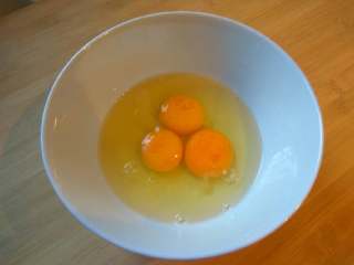 2、虾仁炒蛋,鸡蛋????三个，放一点盐打散，备用。