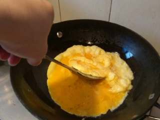 3、虾仁炒蛋,锅中放适量油，油八成热下蛋液。