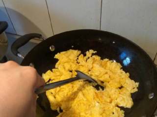 4、虾仁炒蛋,小火把鸡蛋炒散，盛起备用。