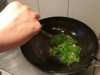 5、虾仁炒蛋,锅中放适量油，油八成热下青椒粒翻炒。