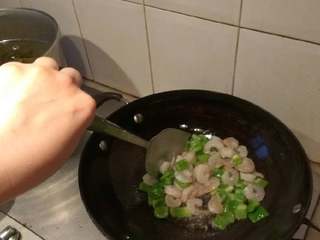 6、虾仁炒蛋,再下虾仁一起翻炒，虾仁炒至变色，放小碗水。