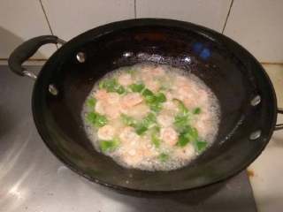 7、虾仁炒蛋,放小碗水，中火煮两分钟。放适量盐