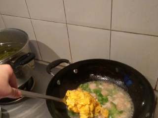 8、虾仁炒蛋,放鸡蛋????一起翻炒一下，小火煮两分钟