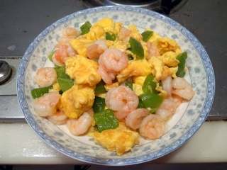 9、虾仁炒蛋,出锅装盘完成。