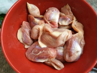 1、香辣鸡胗,备好一份新鲜的鸡胗洗干净，控水备用
