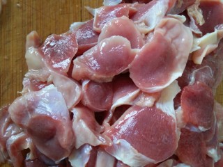 2、香辣鸡胗,然后将其再片成片备用