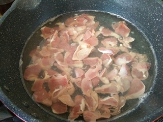 3、香辣鸡胗,凉水下锅放入锅中焯水