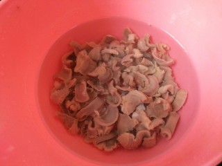 4、香辣鸡胗,焯熟后放入凉水中，拔凉备用