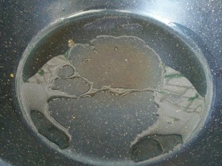 7、香辣鸡胗,锅烧热放入少许植物油