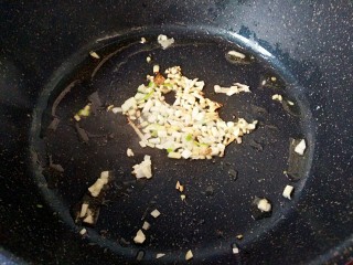 8、香辣鸡胗,接着放入葱姜蒜末爆香锅