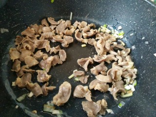 9、香辣鸡胗,把鸡胗放进锅里去翻炒