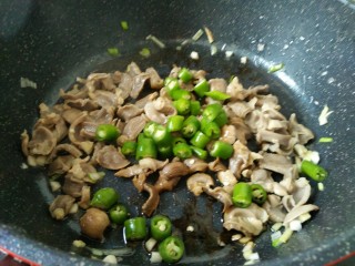 10、香辣鸡胗,先放入杭椒翻炒加入适量的酱油