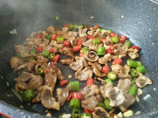 11、香辣鸡胗,炒匀后加入剩下的辣椒粒