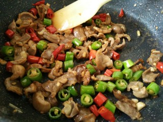 12、香辣鸡胗,加少许糖和盐翻炒均匀即可