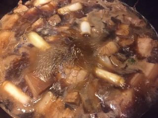 3、猪肉白菜炖粉条,如图加入没过五花肉的水，大火烧开，加入料酒转小火炖煮1个小时