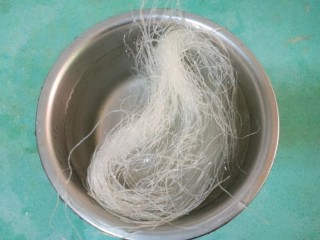 2、虾皇粉丝煲,粉丝提前温水泡软