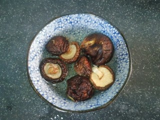 3、虾皇粉丝煲,香菇提前泡发，泡发后挤干水分切碎备用