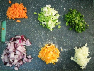 4、虾皇粉丝煲,所有配料切好，咸蛋黄要煮熟后切碎