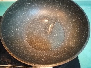 6、虾皇粉丝煲,锅中放少许油