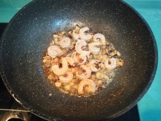 10、虾皇粉丝煲,然后放入虾仁煸炒，虾仁熟了就夹出来备用