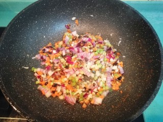 11、虾皇粉丝煲,然后放入除咸蛋黄以外的所有材料，翻炒均匀