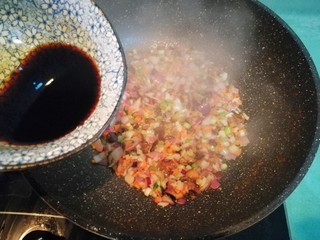 12、虾皇粉丝煲,然后放入调料汁