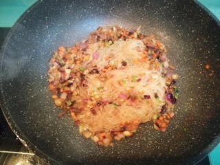 15、虾皇粉丝煲,快速翻炒均匀，让粉丝裹满酱汁