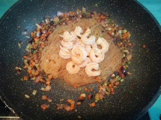 16、虾皇粉丝煲,然后放入虾仁继续翻炒均匀