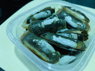 3、葱油蛏子,待用；