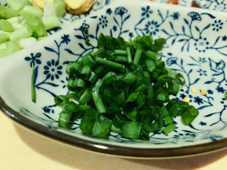 5、葱油蛏子,葱叶，待用；