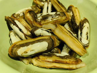 6、葱油蛏子,蛏洗净；