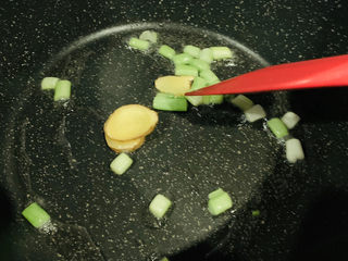 9、葱油蛏子,炒香；