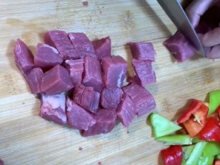 1、红烧牛肉,准备一块上等牛肉改刀切成块