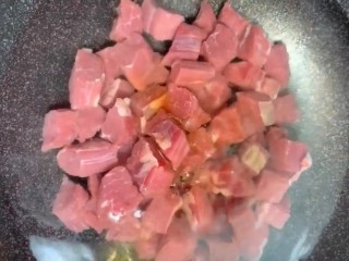 2、红烧牛肉,冷水下锅加料酒煮出血沫