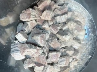 3、红烧牛肉,捞出冲洗干净