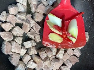 4、红烧牛肉,起锅烧油放葱姜，干红椒翻炒均匀