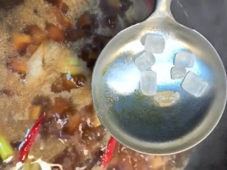 5、红烧牛肉,加红酒，生抽，老抽，适量清水，盐，冰糖