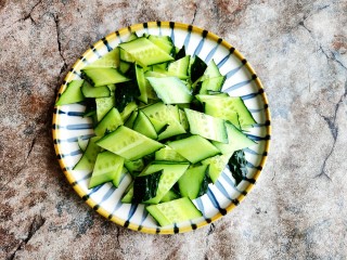 3、黄瓜拌猪耳,再切成薄薄的菱形片