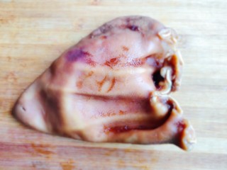 4、黄瓜拌猪耳,准备好一个卤好的猪耳朵