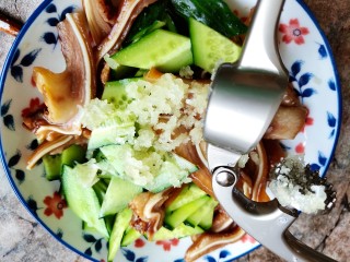 9、黄瓜拌猪耳,挤出蒜泥，直接入大碗里