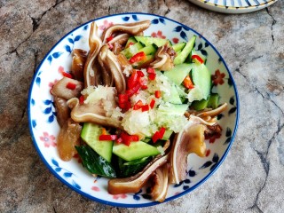 10、黄瓜拌猪耳,加点小红椒粒提色的